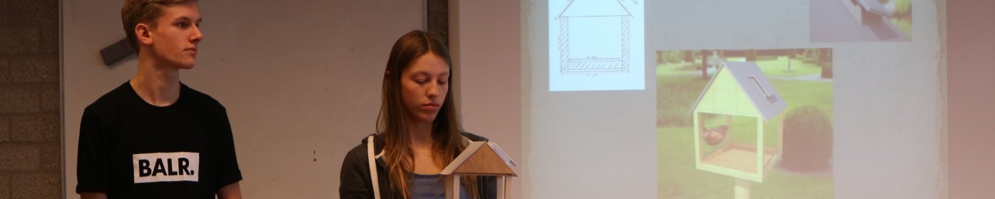 Jongvolwassenen tijdens de presentatie van een eindproduct.