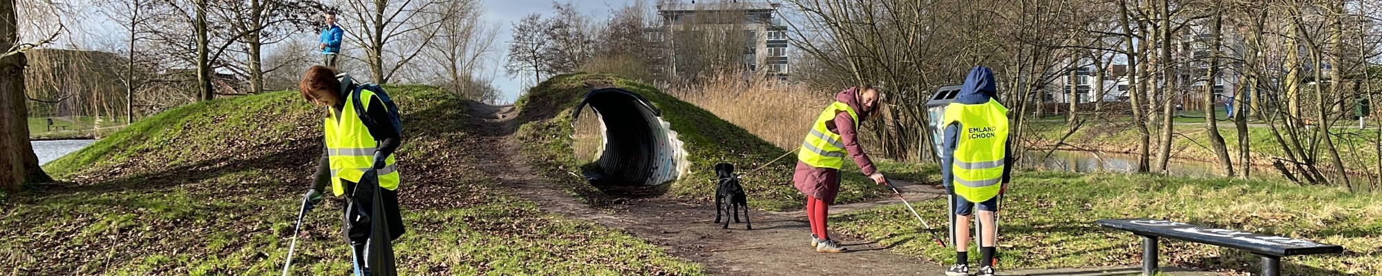 Diverse actieve opruimers met vuilgrijpers in Amersfoort.