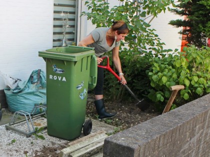 01_situatie_vooraf_foto-anneke_beemer_tuin_leeghalen_met_bewoonster.__0