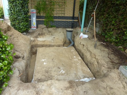 p1110446_ingegraven_infiltratiekratten_onder_carport_met_zandvangput_foto_theo_keizer_0