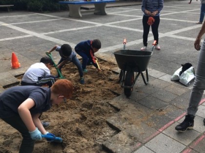 pwa_schoolplein_kinderen_en_ouders_aan_de_slag_tegels_eruit