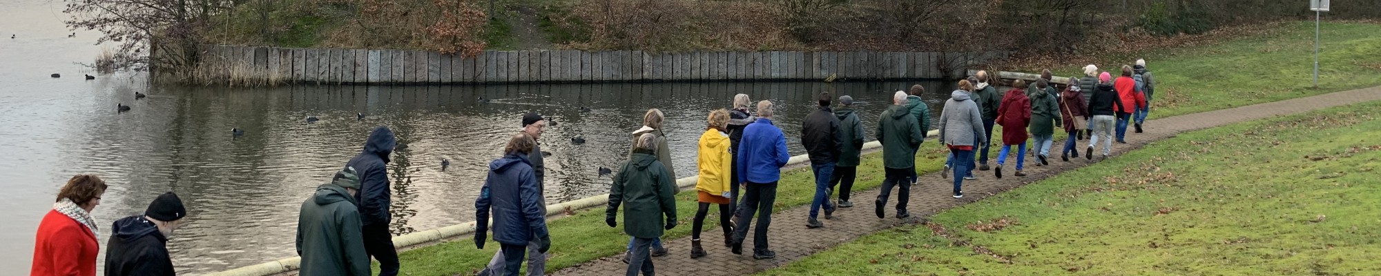 Groep volwassenen die wandelen in en rondom Amersfoort.