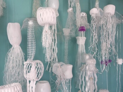 Carolien Adriaansche kwallen op het atelier
