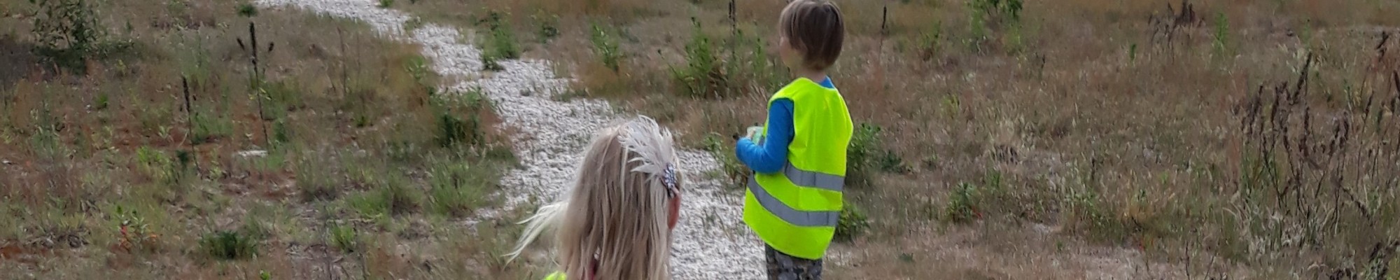 2 kinderen lopend over Landgoed Schothorst.