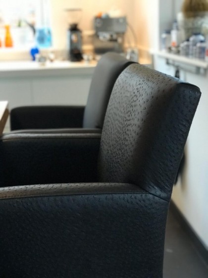 Barstoelen_in_luxe_slangenprint_op_maat