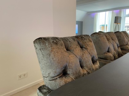 Crocoprint_velours_stoelen_met_wieltjes_en_armleuning_moderen