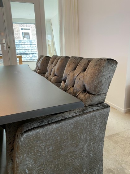 Design_stoelen_met_capitons_en_velvet_stof