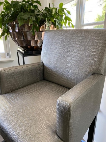 Luxe_barstoel_met_slangenprint