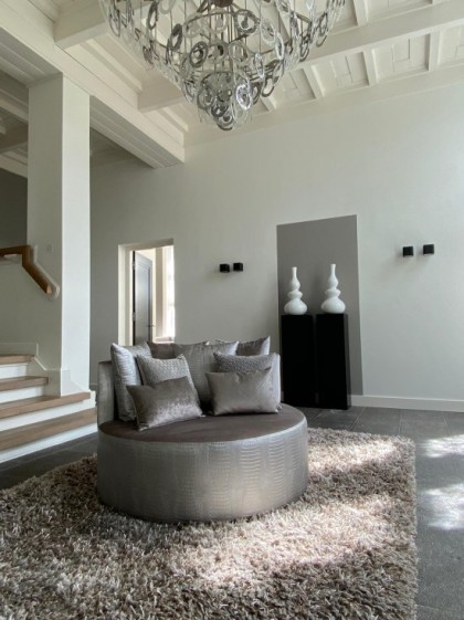 Luxe_ronde_fauteuil_en_luxe_vloerkleed_op_maat