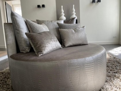 Luxe_ronde_fauteuil_met_slangenprint