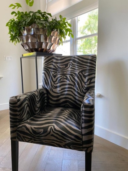 Stoelen_met_luxe_dierenprint