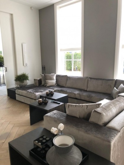 Velours_hoekbank_met_longchair_op_maat_in_luxe_stijl