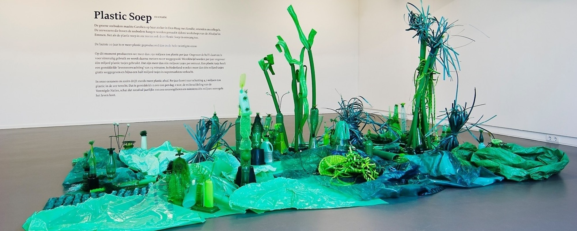 Tot kunstwerk gemaakte verzameling van plastic afval