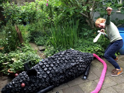 Carolien Adriaansche De Ridder en de Haagse Rat in de ateliertuin