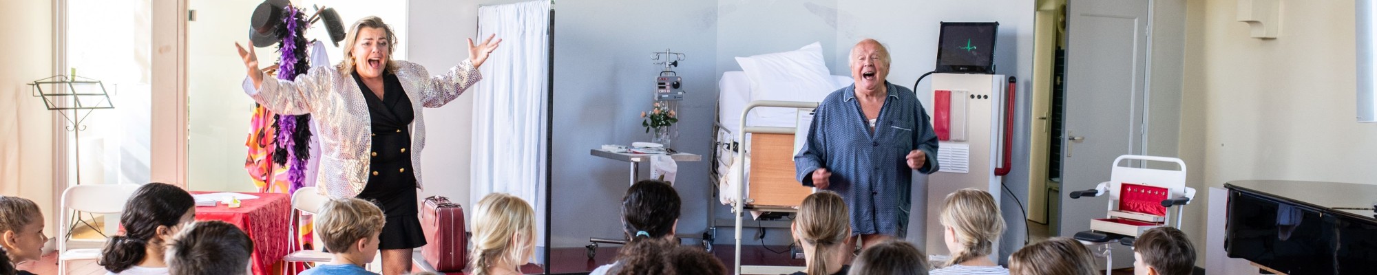 Een foto van een voorstelling in een ziekenhuis