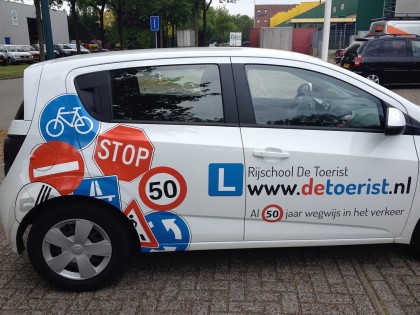 mees_reclame_veenendaal_auto_bedrukking_rijschool_de_toerist