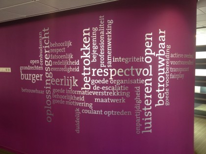 mees_reclame_veenendaal_muurbedrukking_paars