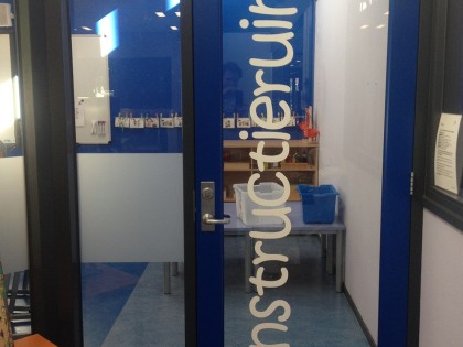 mees_reclame_veenendaal_raam_belettering_instructieruimte