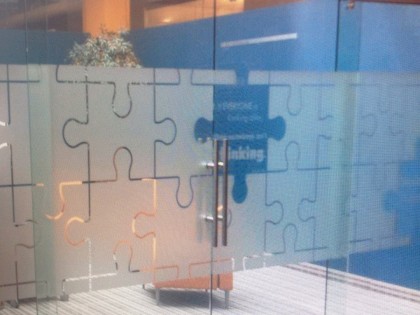 mees_reclame_veenendaal_raam_belettering_puzzel