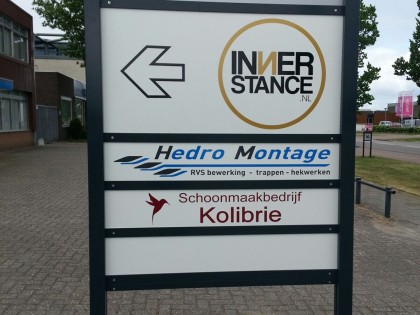 mees_reclame_veenendaal_wegwijs_bord_outdoor_innerstance_hedro_montage_kolibrie
