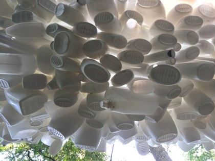 Carolien Adriaansche - wasmiddelflessen Wolk detail
