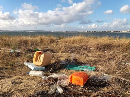 Carolien Adriaansche - artist residence beach river Tagus plastic waste