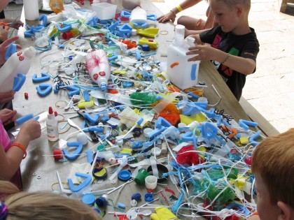 De Afvaljuf heel veel plastic afval