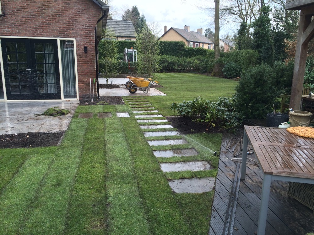 Aanleg van gazon en keramische stenen in Huizen