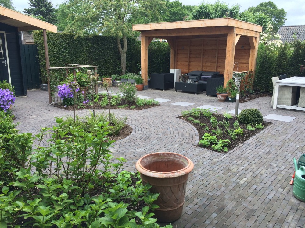 Tuinaanleg met houten overkapping