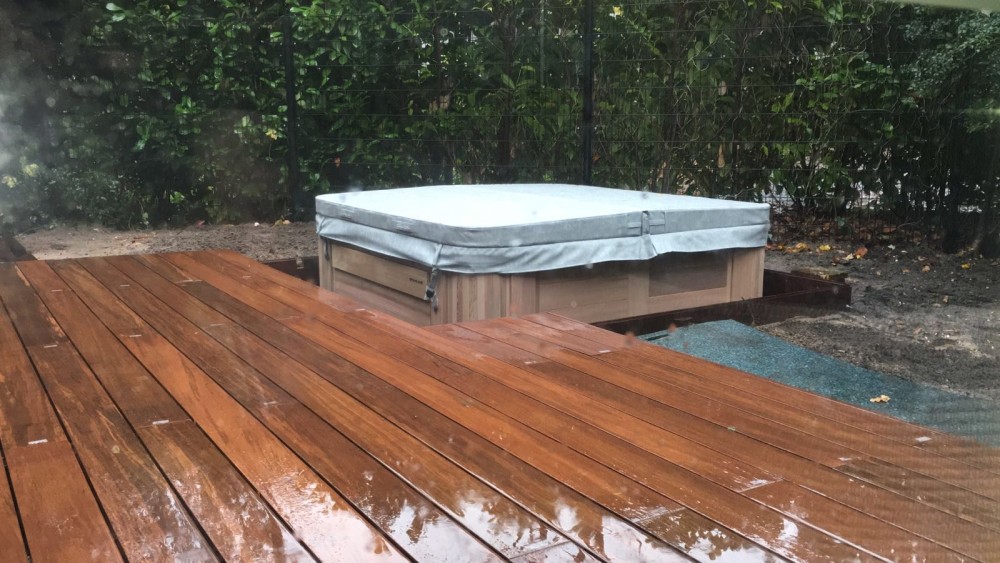 Houten terras rondom jacuzzi