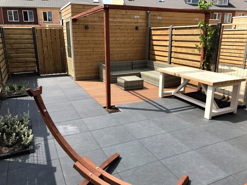 Keramische tegels, composiet vlonder en pergola