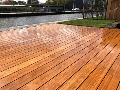 Natuurlijke uitstraling met een houten vlonder in uw tuin
