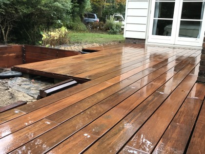 Natuurlijke uitstraling met een houten vlonder in uw tuin