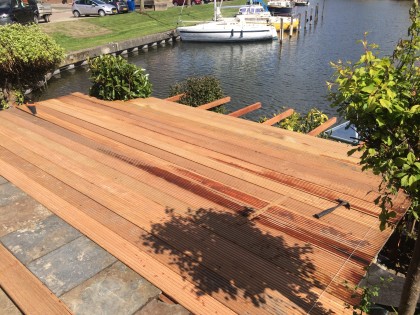 Natuurlijke uitstraling met een houten vlonder in uw tuin