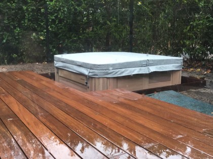 Natuurlijke uitstraling met een houten vlonder in uw tuin