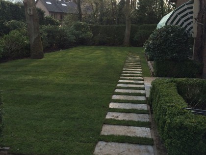 Aanleg van gazon en keramische stenen in Huizen