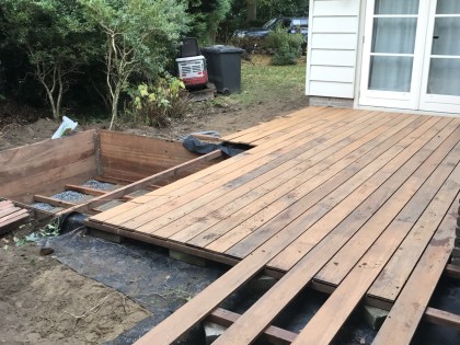Houten terras rondom jacuzzi