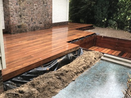 Houten terras rondom jacuzzi