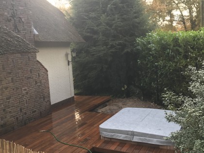 Houten terras rondom jacuzzi