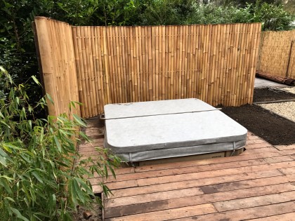 Houten terras rondom jacuzzi