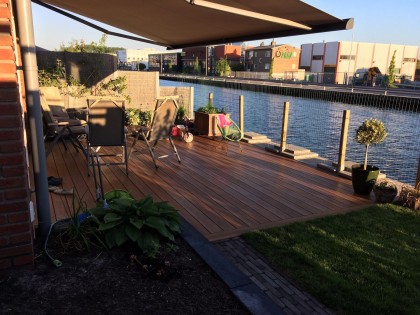 Bamboe vlonder aan het water in Diemen