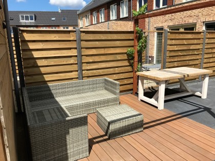 Keramische tegels, composiet vlonder en pergola
