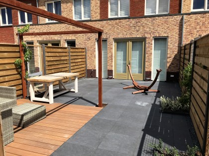Keramische tegels, composiet vlonder en pergola