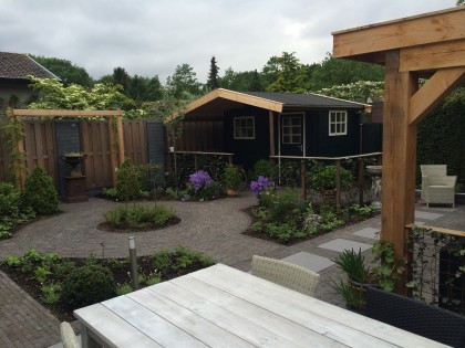 Tuinaanleg met houten overkapping