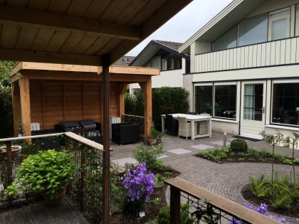 Tuinaanleg met houten overkapping