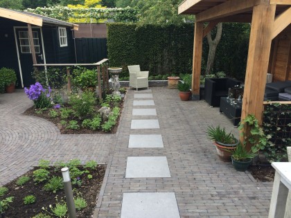 Tuinaanleg met houten overkapping