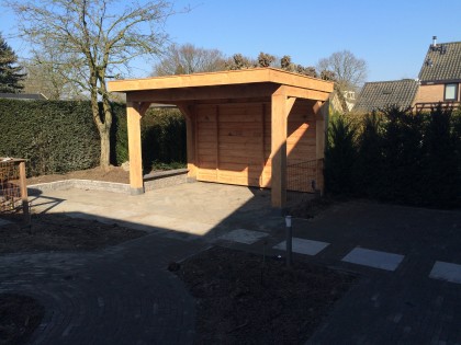 Tuinaanleg met houten overkapping