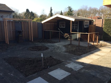 Tuinaanleg met houten overkapping
