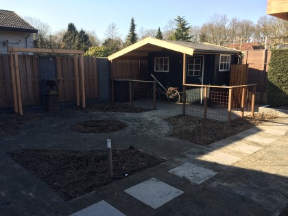 Tuinaanleg met houten overkapping
