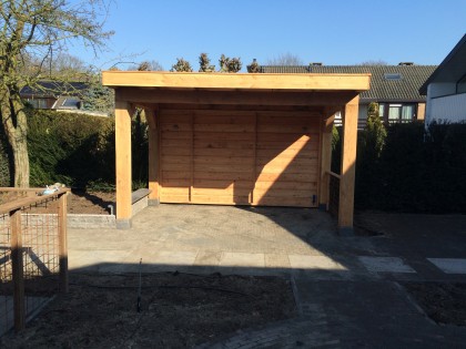 Tuinaanleg met houten overkapping